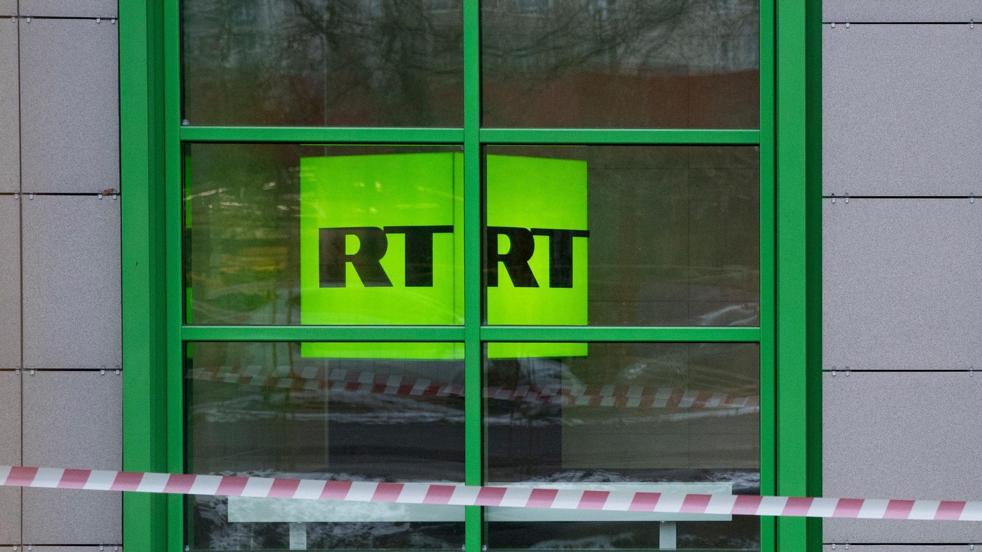 Das Logo des staatlichen russischen TV-Senders «Russia Today» (RT) ist im Fenster eines Büros des Senders zu sehen.