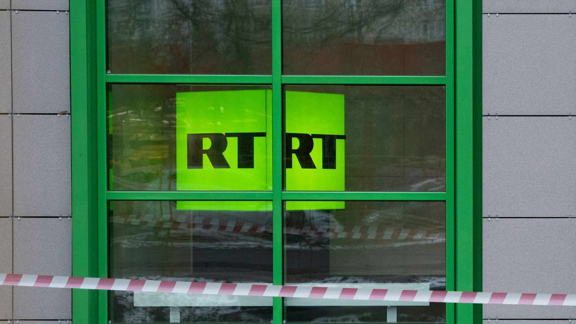 Das Logo des staatlichen russischen TV-Senders «Russia Today» (RT) ist im Fenster eines Büros des Senders zu sehen.