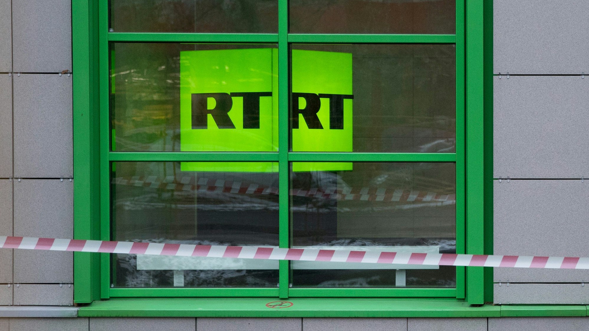 Das Logo des staatlichen russischen TV-Senders „Russia Today“ (RT) ist im Fenster eines Büros des Senders zu sehen.