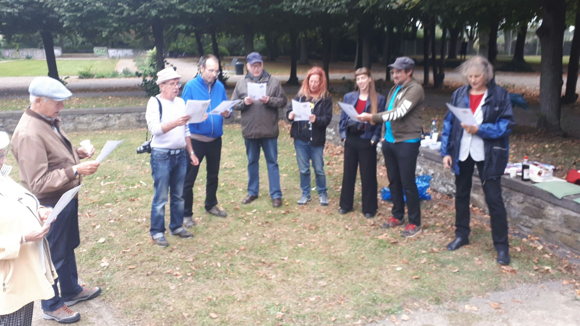 Die Bürgerinitiative „Grüne Lunge Köln“ hatte zur kleinen Performance an den Alhambra-Brunnen eingeladen.