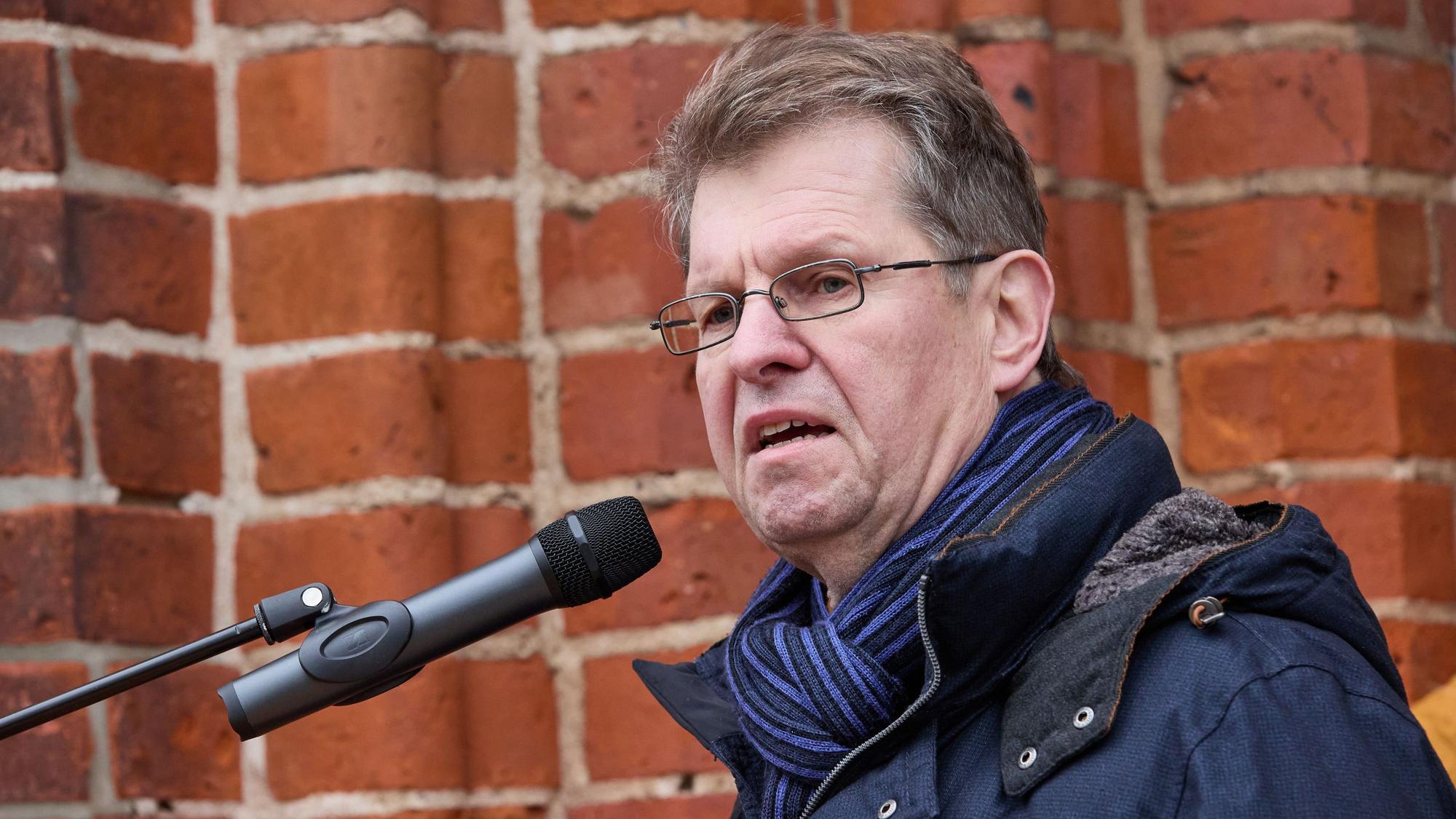 SPD-Politiker Ralf Stegner will bei einer für den 3. Oktober geplanten „Friedensdemonstration“ in Berlin neben Sahra Wagenknecht (BSW) und Peter Gauweiler (CSU) als Redner auftreten. (Archivbild)