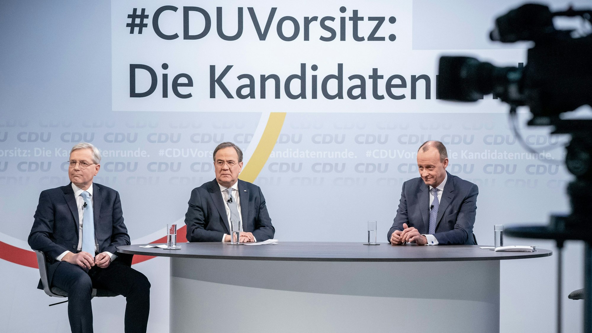 Die drei Kandidaten für den CDU-Parteivorsitz Friedrich Merz, Armin Laschet (M) und Norbert Röttgen (l) sitzen vor Beginn einer Diskussionsrunde im Konrad-Adenauer-Haus. (Archivbild)