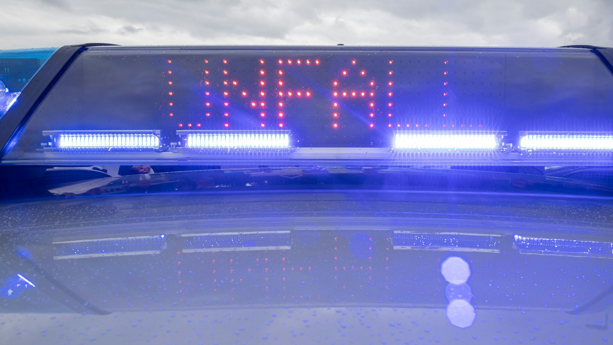 Auf dem Foto ist ein Polizeiwagen zu sehen, in dessen Display „Unfall “rot aufleuchtet.