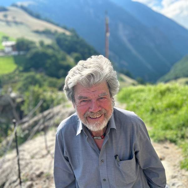 Der Bergsteiger Reinhold Messner steht vor seinem Schloss Juval.