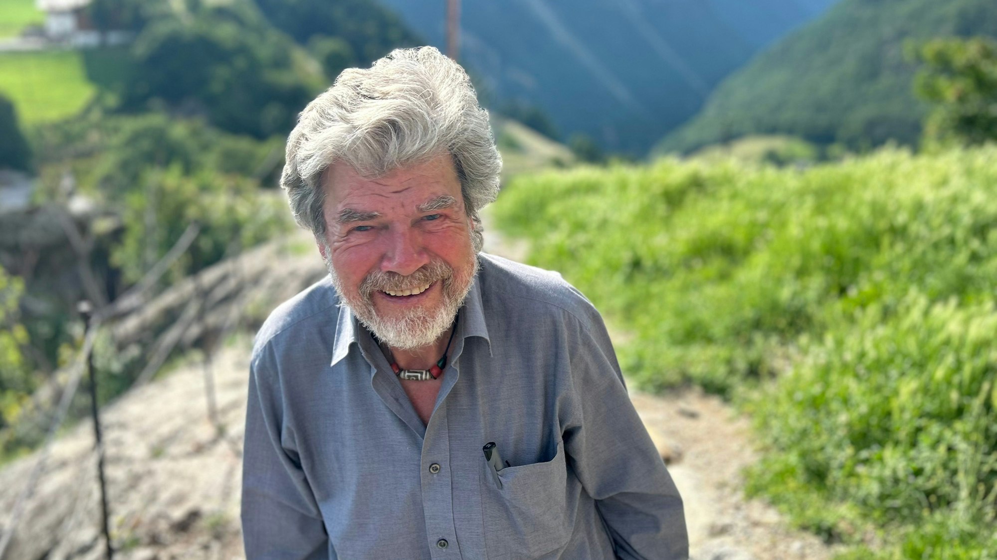 Der Bergsteiger Reinhold Messner steht vor seinem Schloss Juval.
