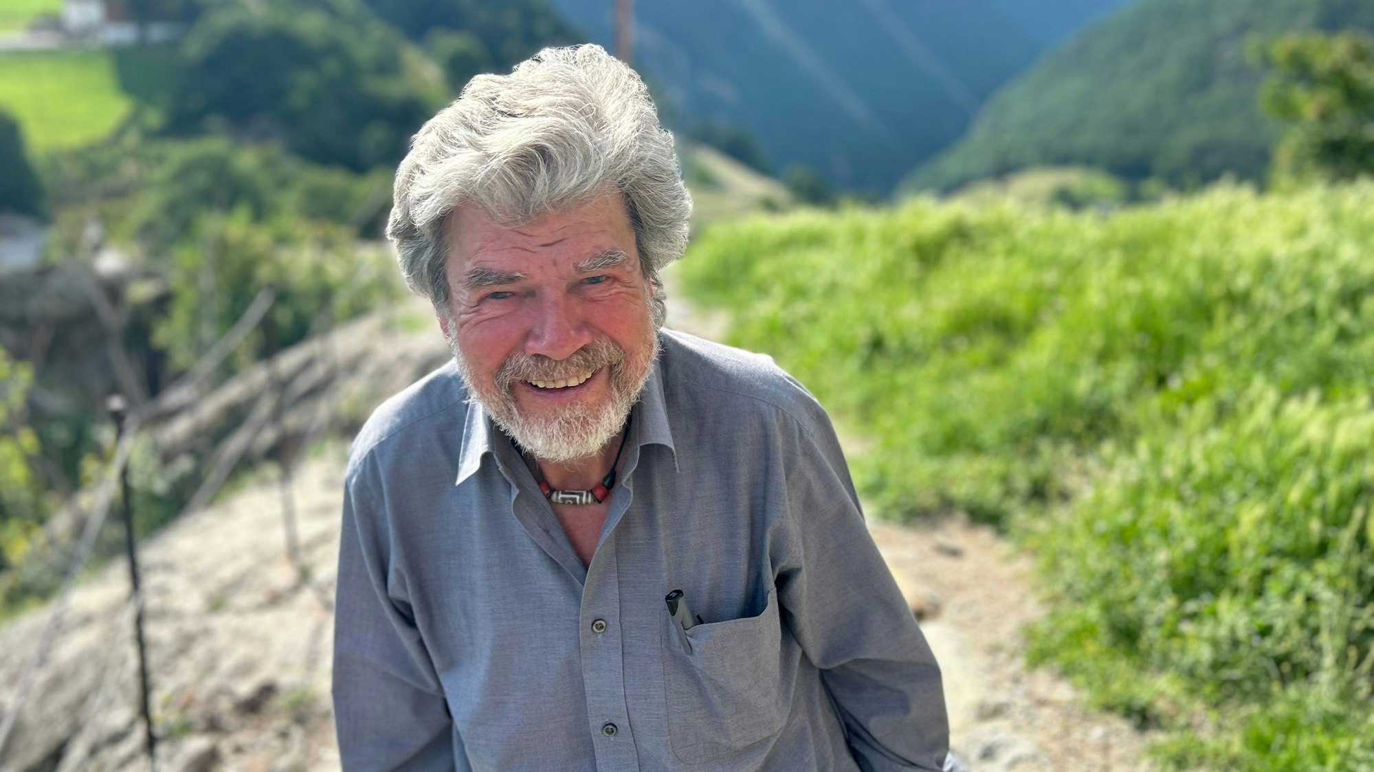 Reinhold Messner steht vor seinem Schloss Juval.
