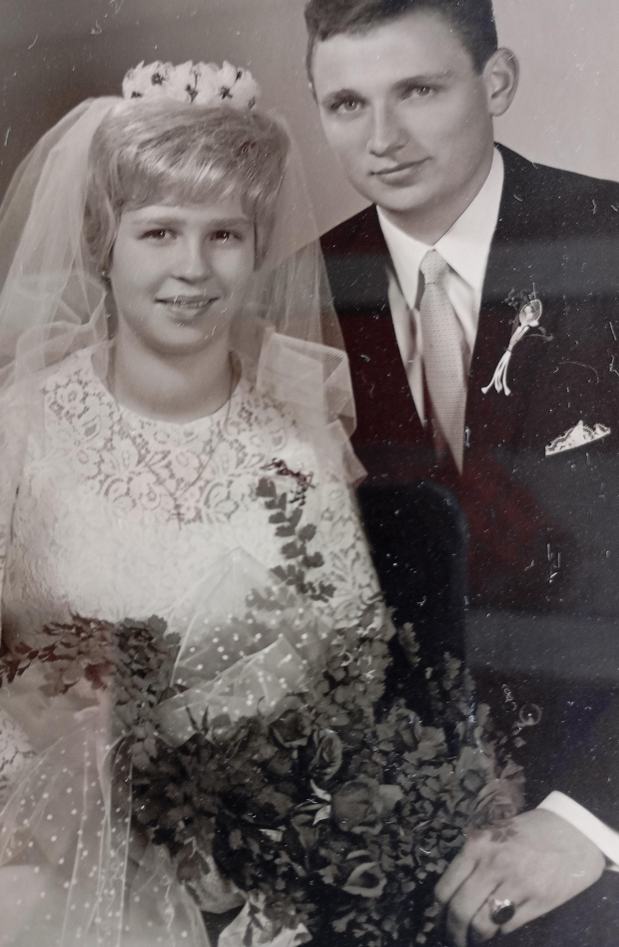 Auf dem Bild ist das Paar bei seiner Hochzeit zu sehen.