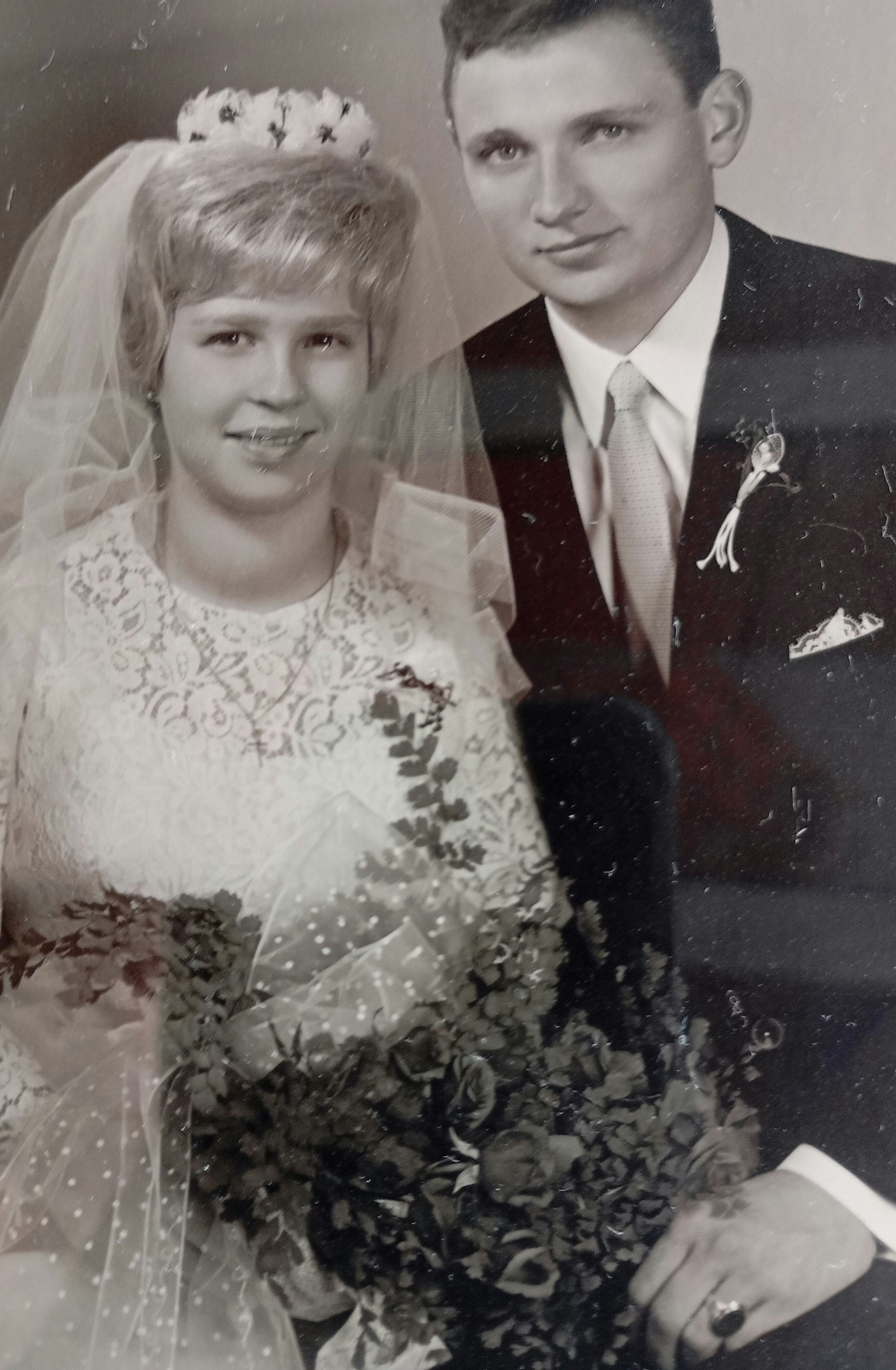 Auf dem Bild ist das Paar bei seiner Hochzeit zu sehen.