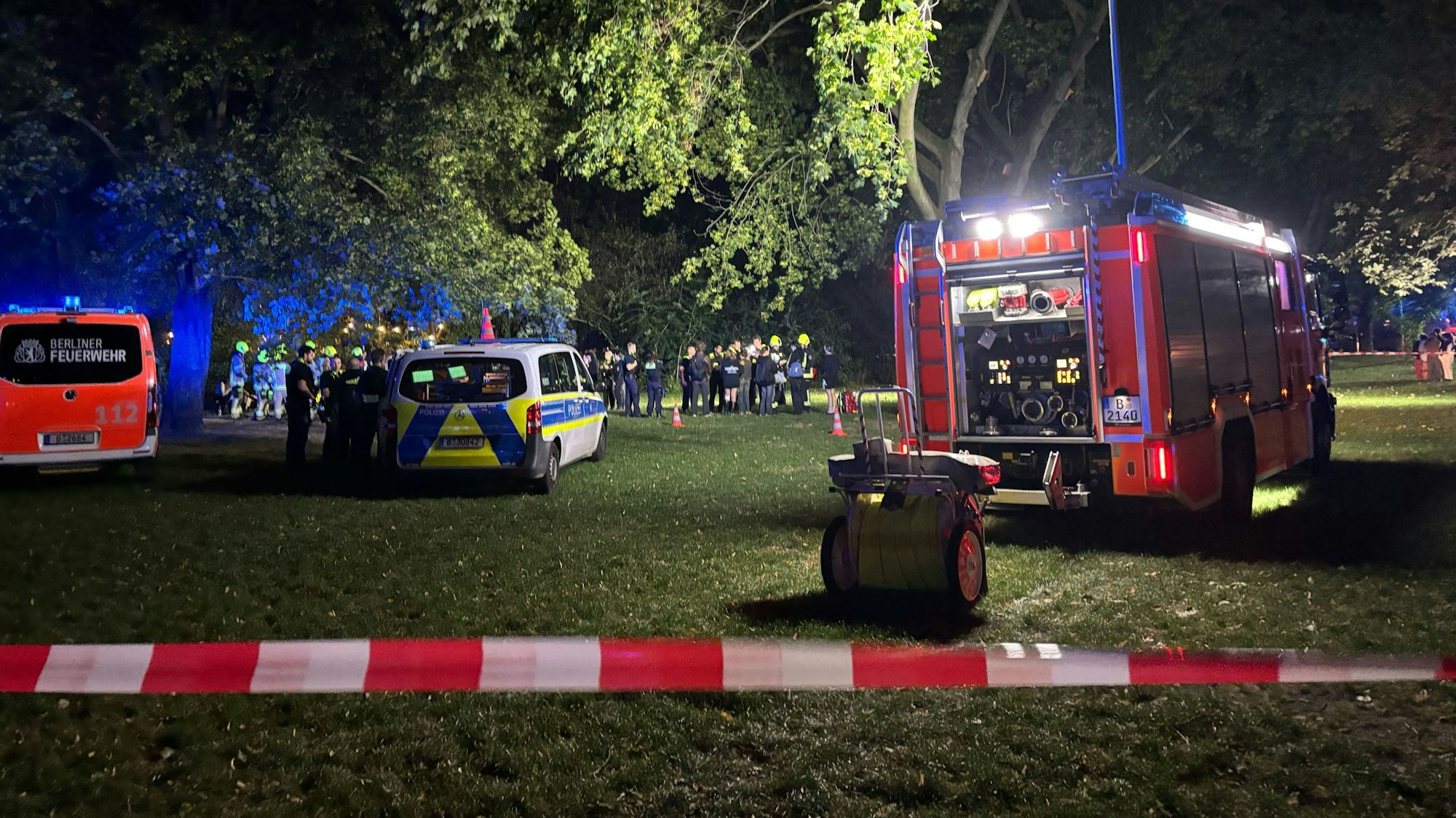 17.09.2024, Berlin: Polizei und Feuerwehr sind nach einem Bootsunglück im Einsatz.