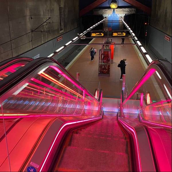 Die neuen Rolltreppen können ihre Beleuchtung zwischen rot, grün, blau, lila, pink und orange wechseln: Am Akazienweg (im Bild) sind sie teilweise schon erneuert (Archivbild).