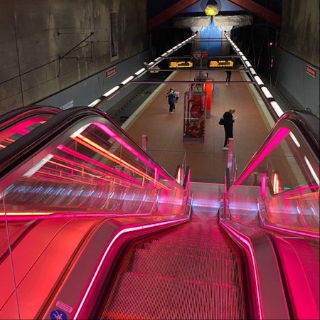 Die neuen Rolltreppen können ihre Beleuchtung zwischen rot, grün, blau, lila, pink und orange wechseln: Am Akazienweg (im Bild) sind sie teilweise schon erneuert (Archivbild).