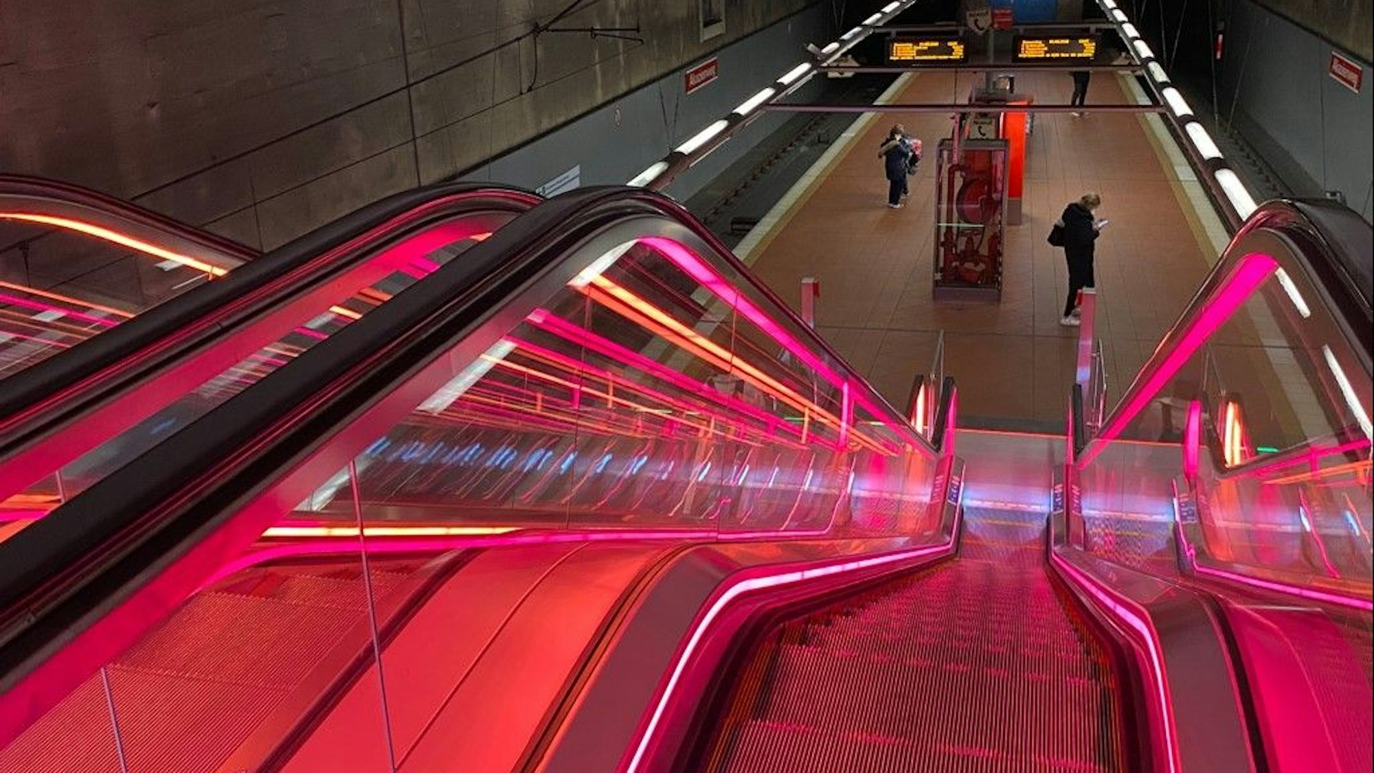 Die neuen Rolltreppen können ihre Beleuchtung zwischen rot, grün, blau, lila, pink und orange wechseln: Am Akazienweg (im Bild) sind sie teilweise schon erneuert (Archivbild).