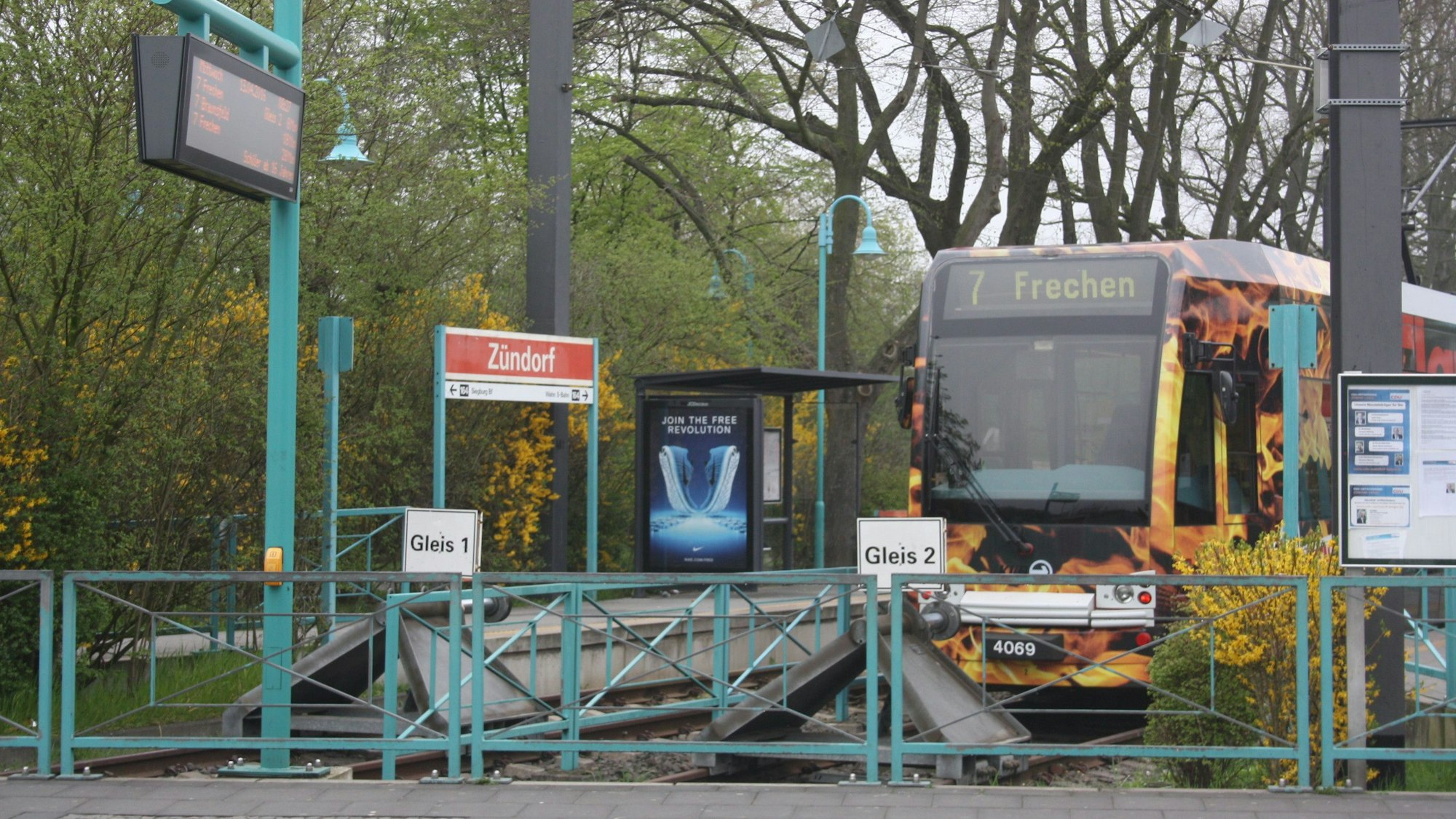 Auf dem Foto ist die Stadtbahnlinie 7 an der Haltestelle Zündorf zu sehen.