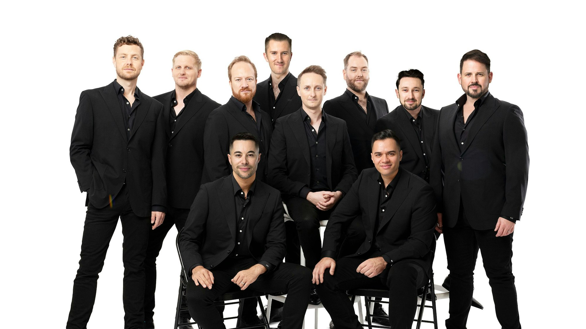 Bild von "The Ten Tenors" in schwarzen Anzügen.