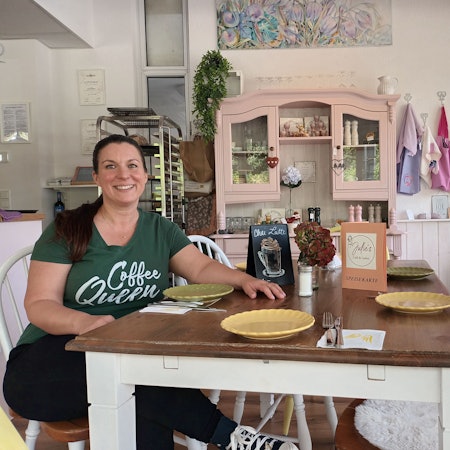 Eine Frau sitzt an einem Café-Tisch