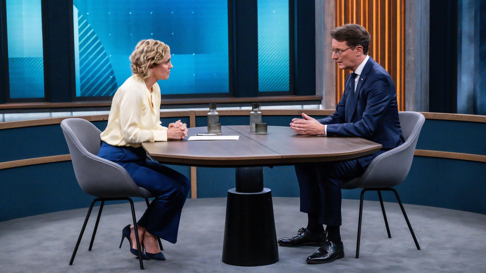 Hendrik Wüst (CDU) spricht in der ARD-Sendung «Caren Miosga» mit Moderatorin Caren Miosga.