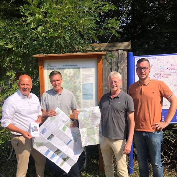 Zu sehen sind Landrat Frank Rock, Frank Scheer und Felix Herrmann, beide Naturpark Rheinland, und der Brühler Bürgermeister Dieter Freytag,