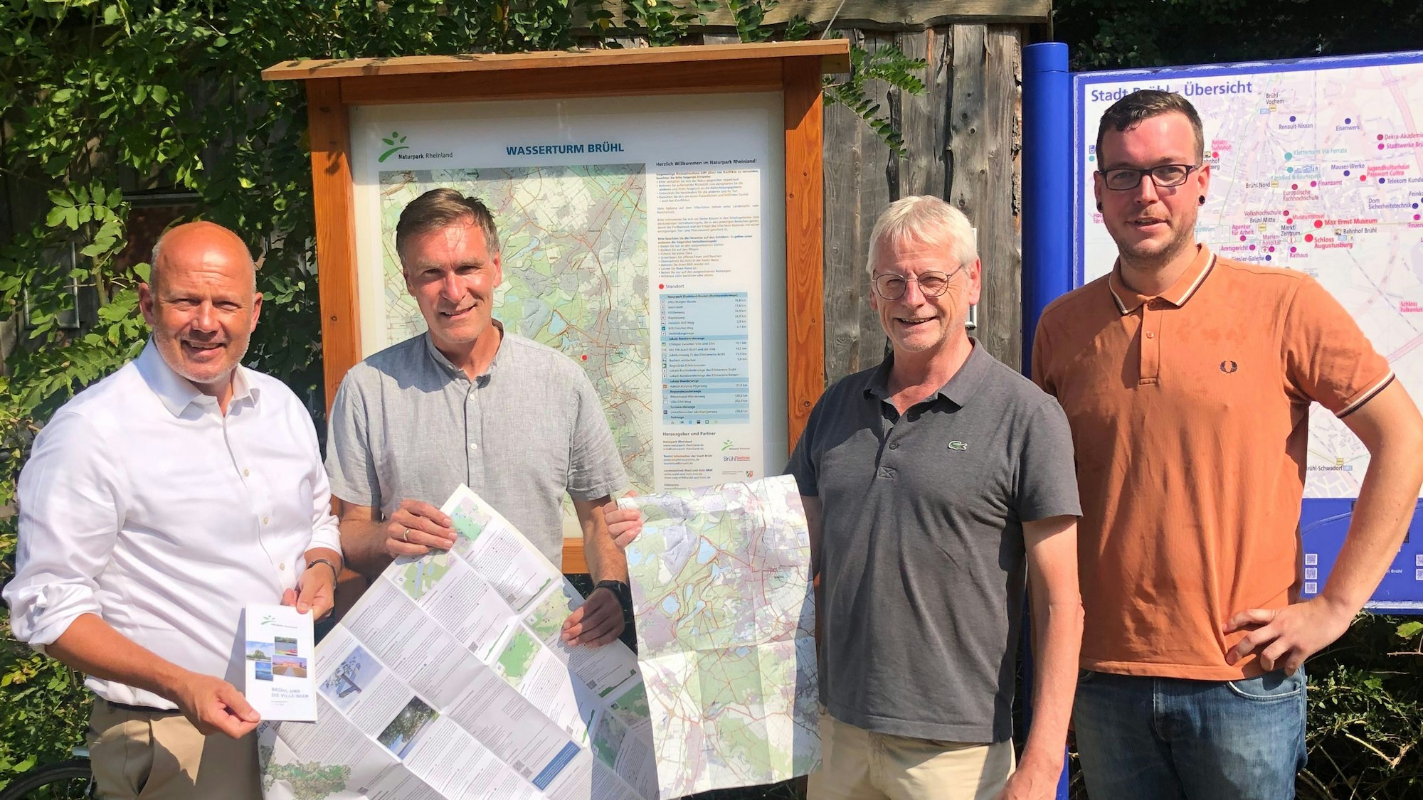 Zu sehen sind Landrat Frank Rock, Frank Scheer und Felix Herrmann, beide Naturpark Rheinland, und der Brühler Bürgermeister Dieter Freytag,