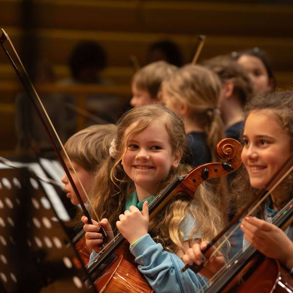 Kinder verschiedener Schulen aus Köln und dem Umland bei einem Auftritt in der Musikhochschule anlässlich des Jubiläums „20 Jahre Klassenstreicher“ der Helmut-Behn-Stiftung.