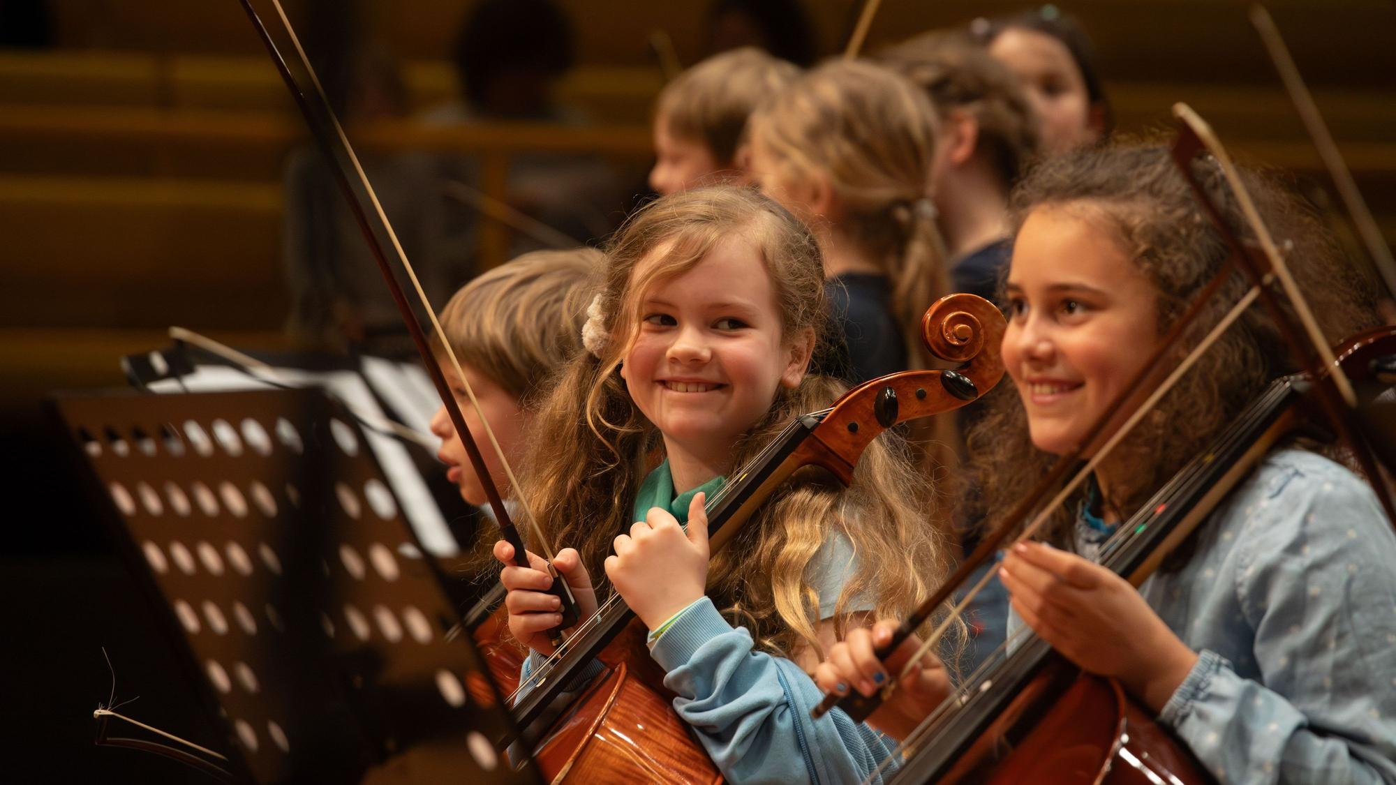 Kinder verschiedener Schulen aus Köln und dem Umland bei einem Auftritt in der Musikhochschule anlässlich des Jubiläums „20 Jahre Klassenstreicher“ der Helmut-Behn-Stiftung.