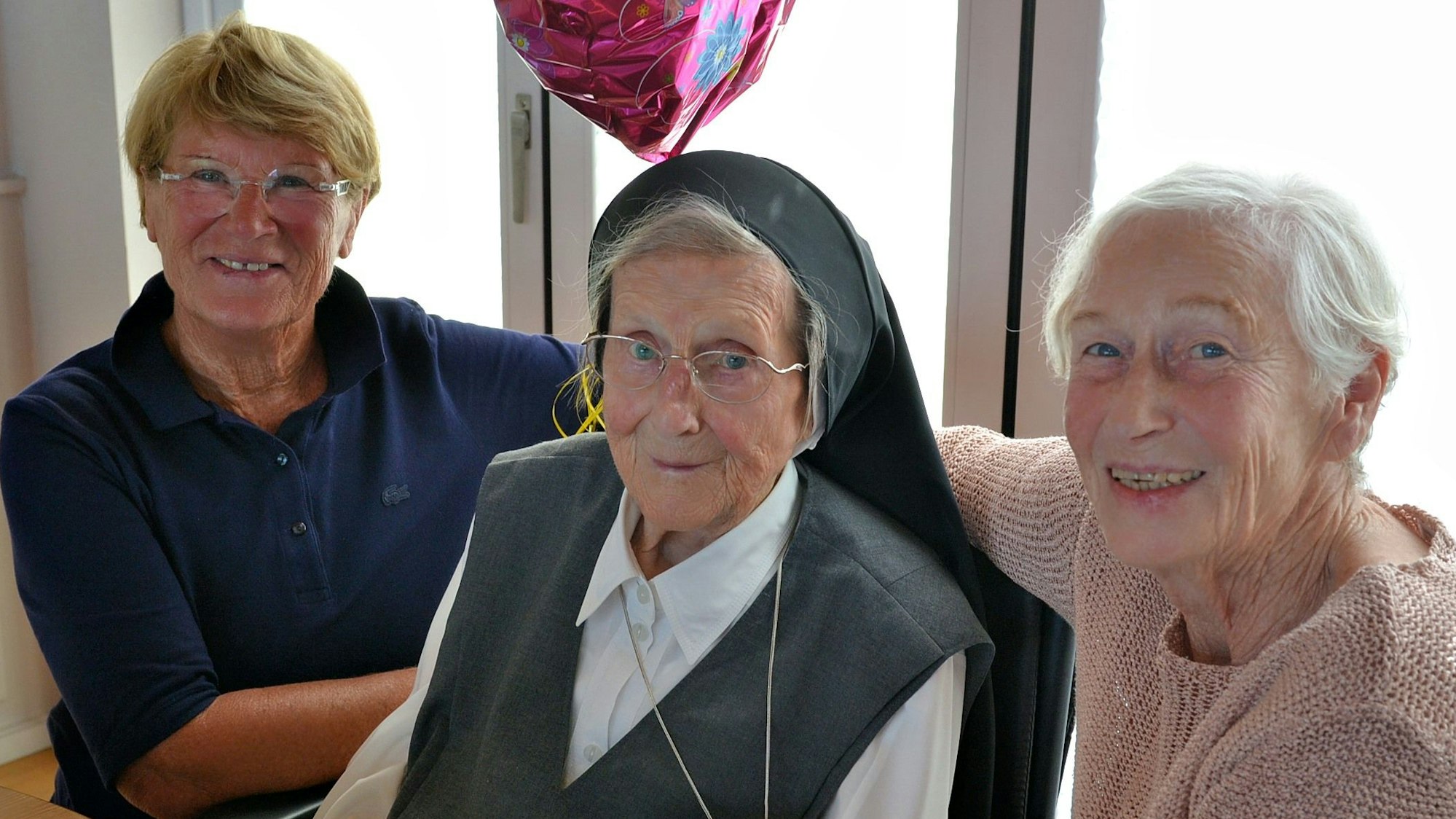In der Mitte sitzt Schwester Kuniberta, rechts Walburga Klimmeckund links Angela Kerner.