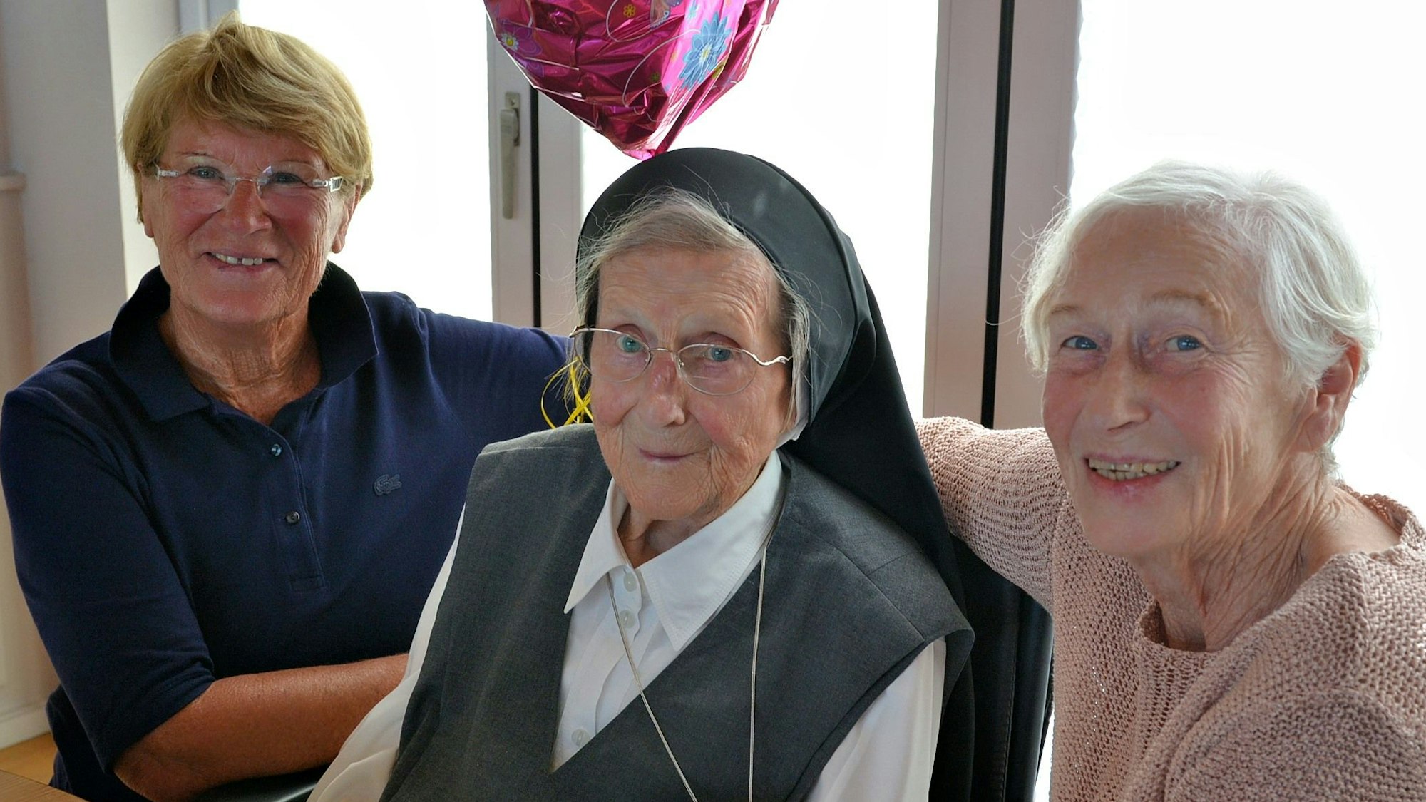 In der Mitte sitzt Schwester Kuniberta, rechts Walburga Klimmeckund links Angela Kerner.