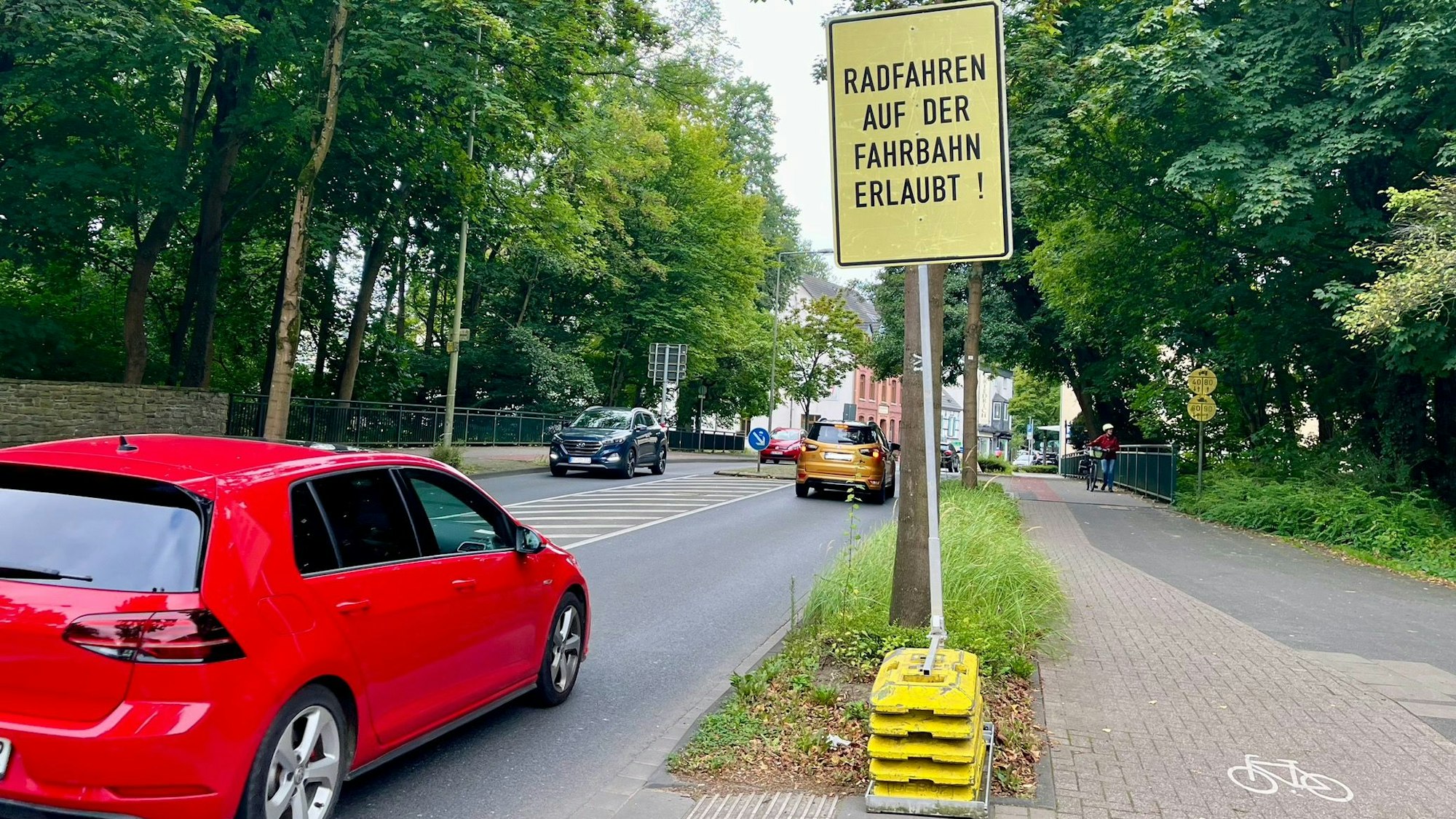 Straße mit Hinweisschild