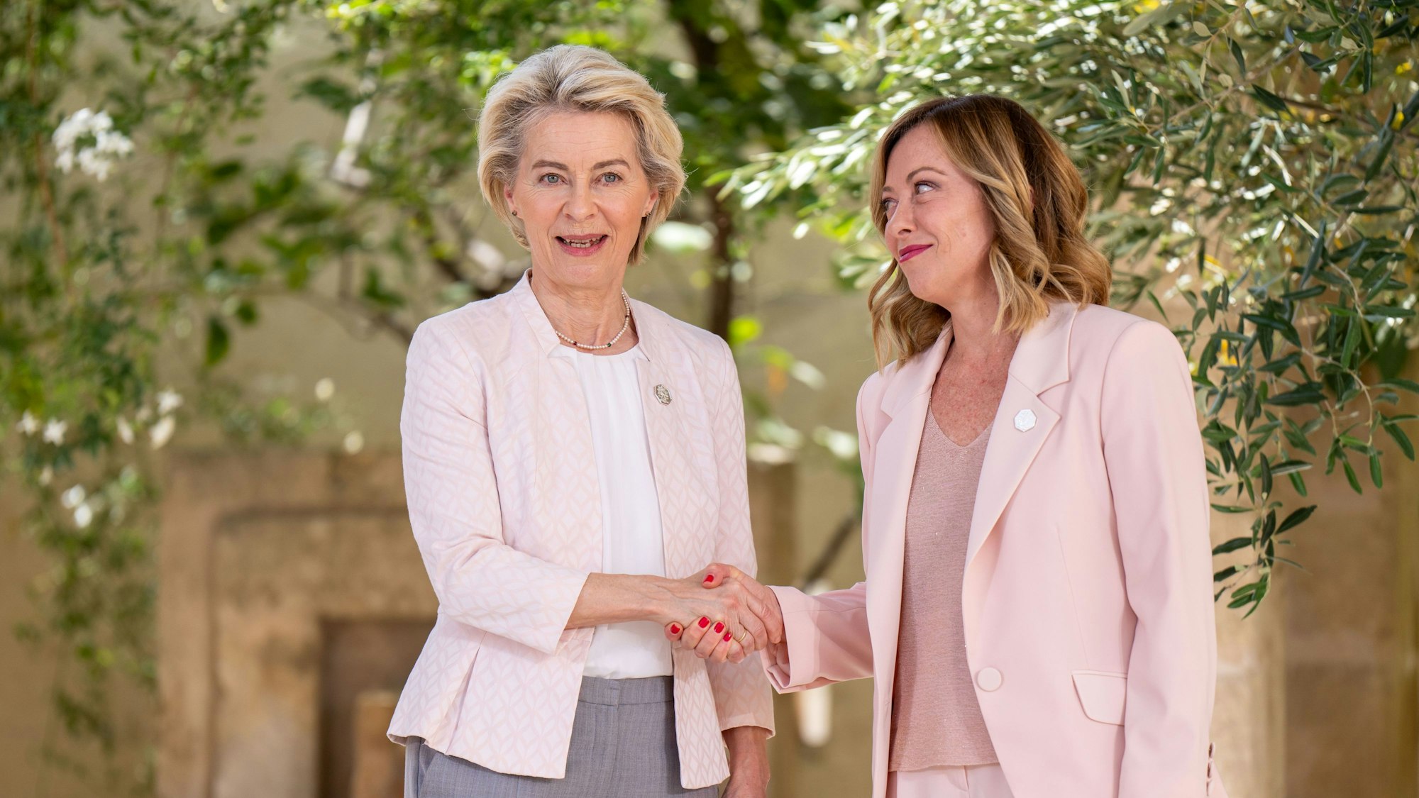 Giorgia Meloni (r.) und Ursula von der Leyen beim Gipfeltreffen der G7-Staaten auf Bari im Juni 2024.