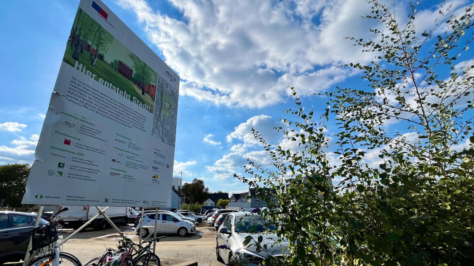 Brachfläche als Parkplatz.