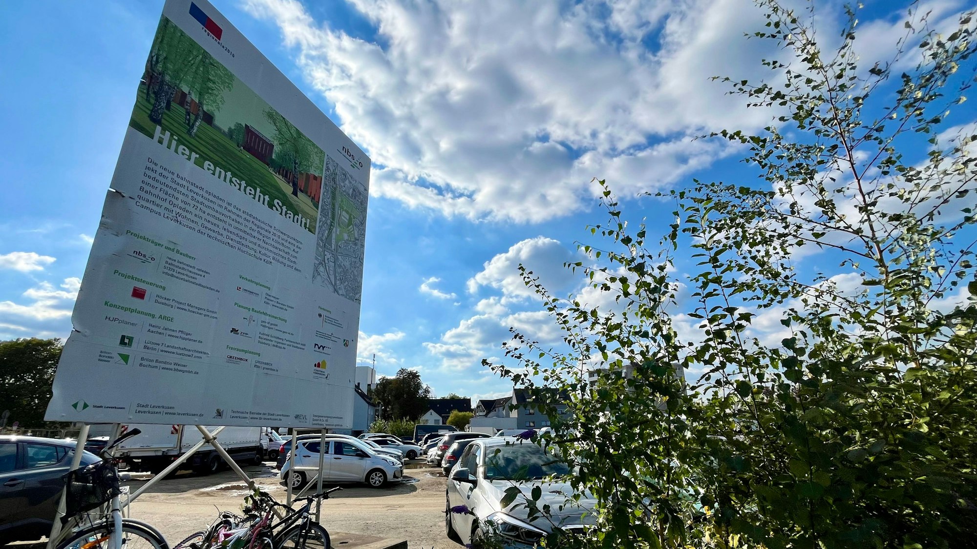 Brachfläche als Parkplatz.