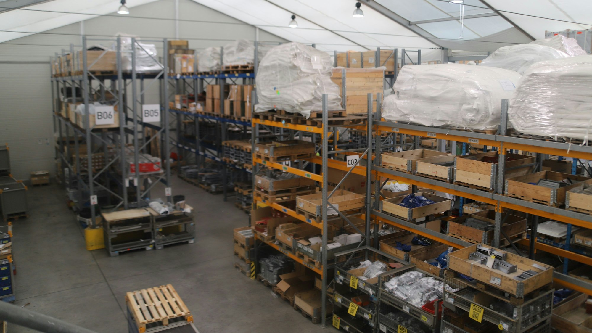In einer Halle lagern Materialien.
