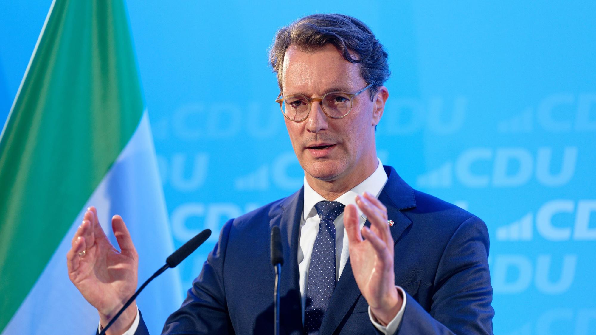 Hendrik Wüst, Ministerpräsident von Nordrhein-Westfalen, gibt nach einer Sitzung des CDU-Landesvorstands ein Pressestatement.