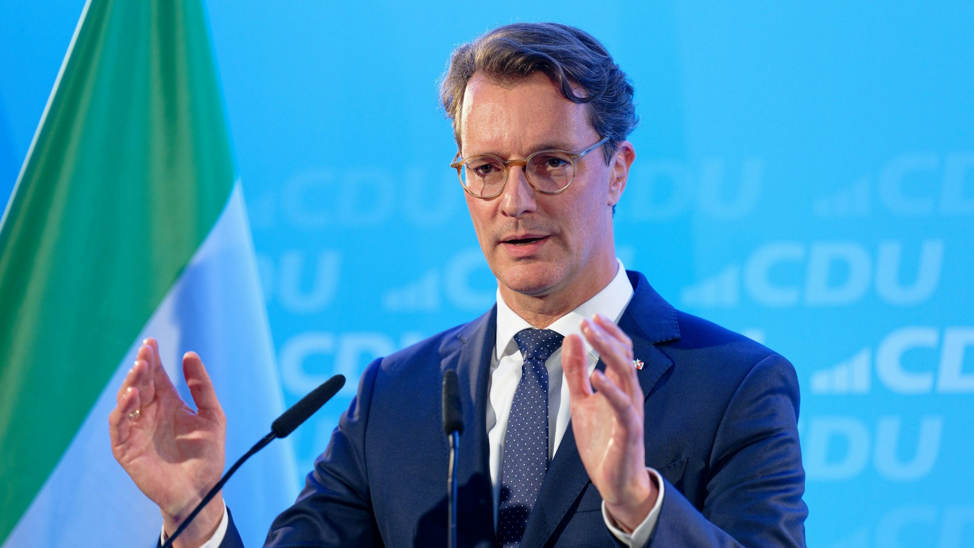 Hendrik Wüst, Ministerpräsident von Nordrhein-Westfalen, gibt nach einer Sitzung des CDU-Landesvorstands ein Pressestatement.