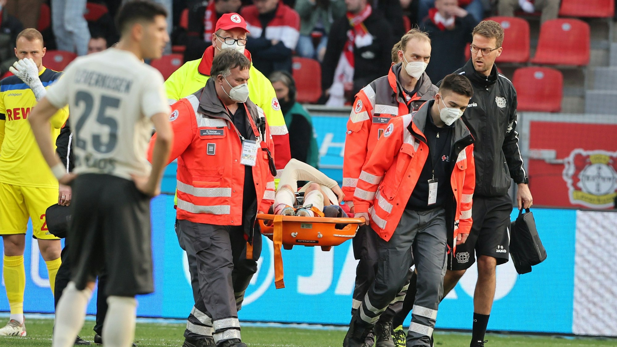 Bayer-Profi Florian Wirtz wurde im März 2022 mit einem Kreuzbandriss im linken Knie gegen den 1. FC Köln ausgewechselt.