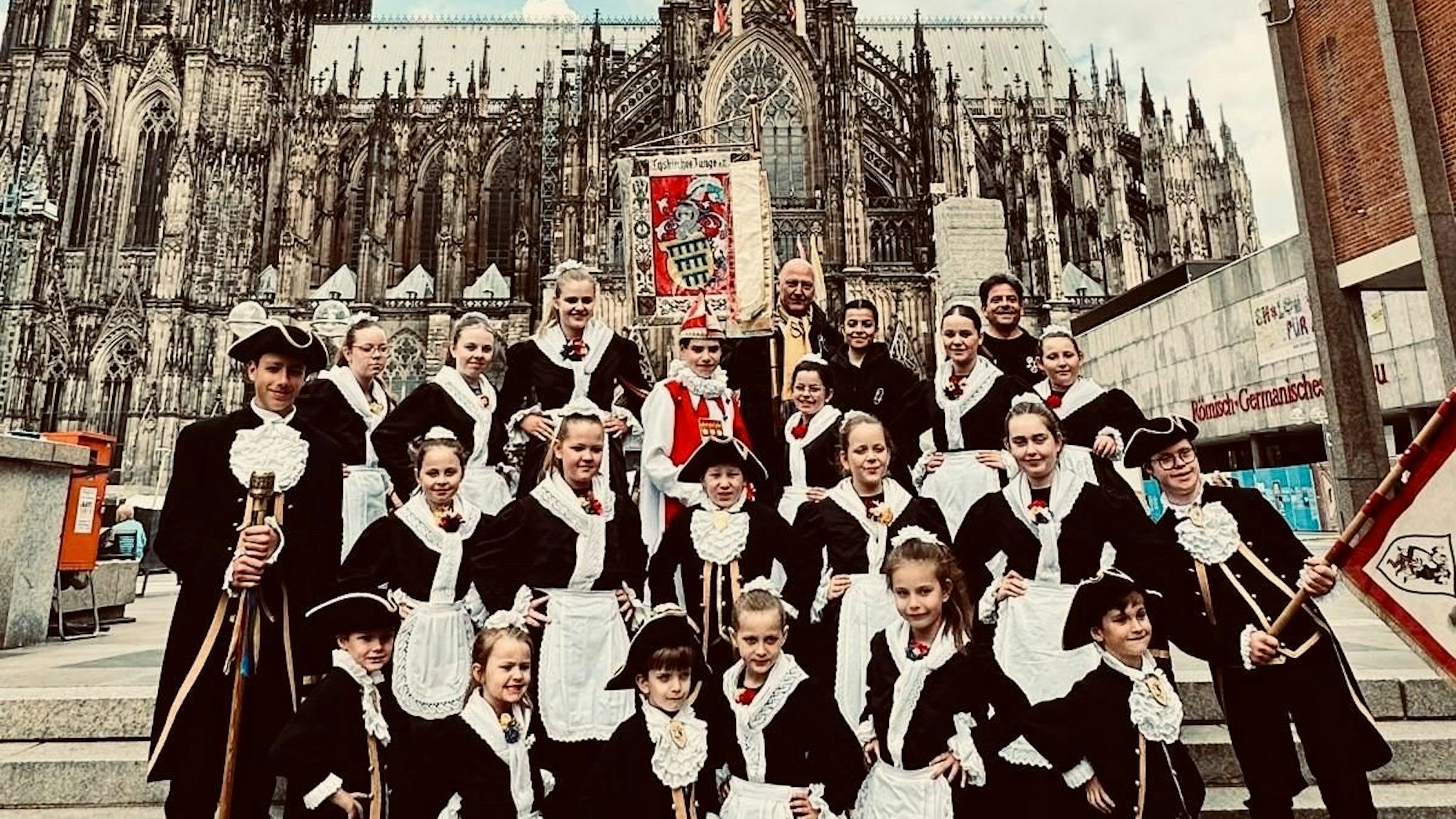 Die Kindertanzgruppe "Hellige Pänz" steht vor dem Kölner Dom