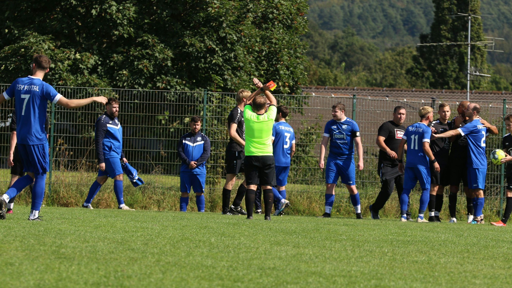Das Bild zeigt den Unparteiischen, der über dem Kopf die Arme überkreuzt.