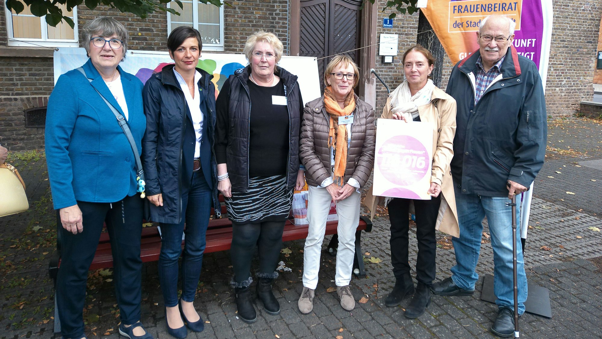 Auf dem Martinusplatz in Erftstadt-Kierdorf wurde eine weitere Rote Bank aufgestellt. Zur Einweihung waren Christine Gabriel-Heiken (v.l.) , Carolin Weitzel, Petra Dünnwald, Doris Fricke, Margret Leder und Harald Dudzus gekommen.