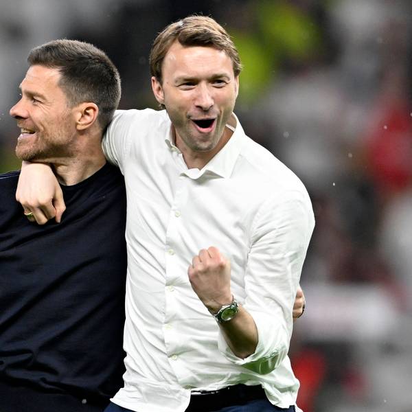 Leverkusens Geschäftsführer Sport, Simon Rolfes, und Trainer Xabi Alonso (l.).