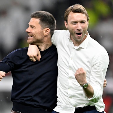 Leverkusens Geschäftsführer Sport, Simon Rolfes, und Trainer Xabi Alonso (l.).