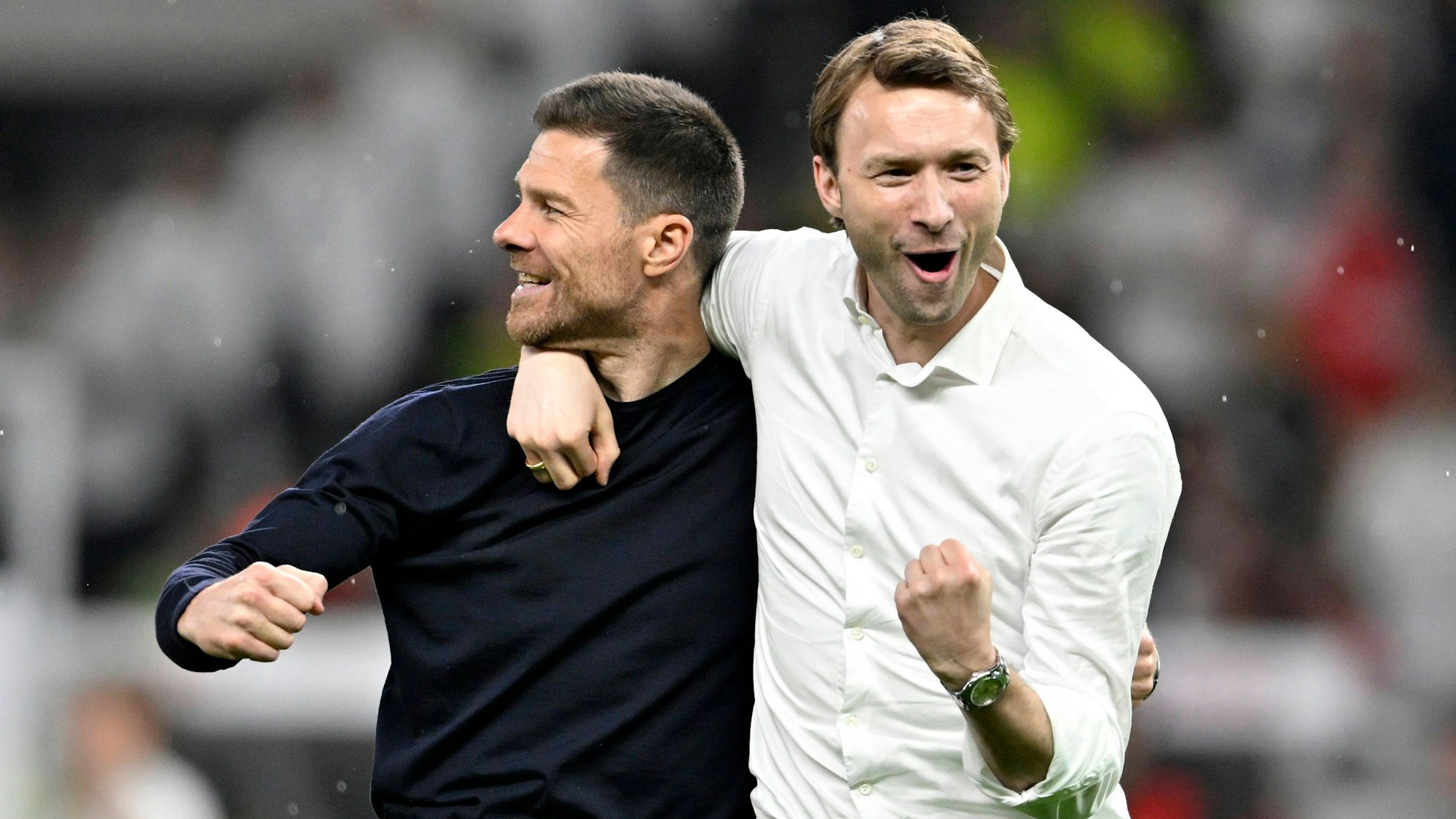 Leverkusens Geschäftsführer Sport, Simon Rolfes, und Trainer Xabi Alonso (l.).