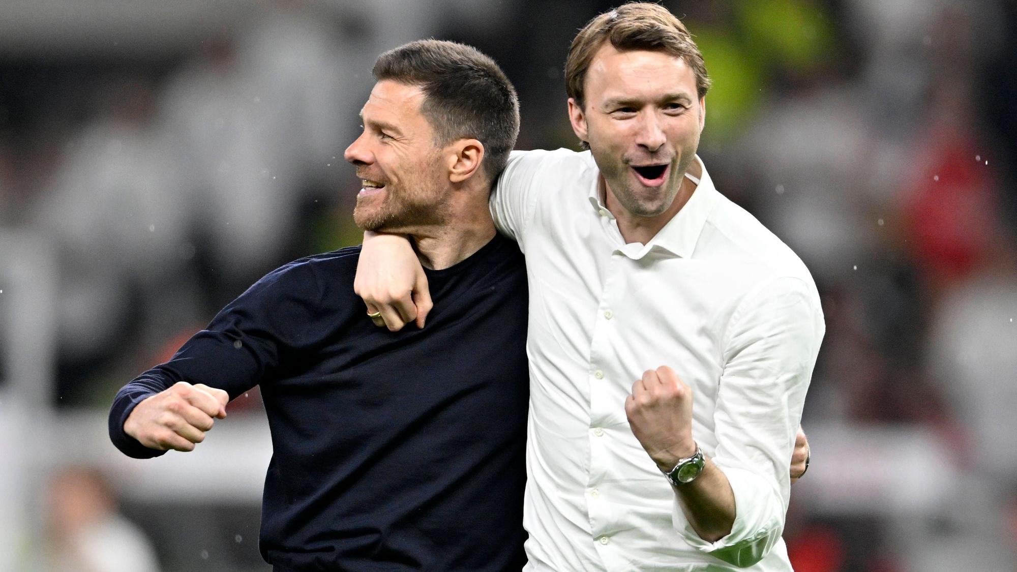 Bayer-Coach Xabi Alonso und Sportgeschäftsführer Simon Rolfes jubeln nach dem Pokal-Triumph in Berlin.