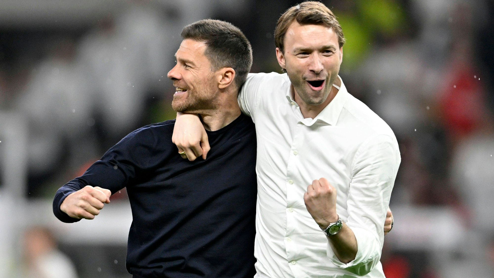 Bayer-Coach Xabi Alonso und Sportgeschäftsführer Simon Rolfes jubeln nach dem Pokal-Triumph in Berlin.