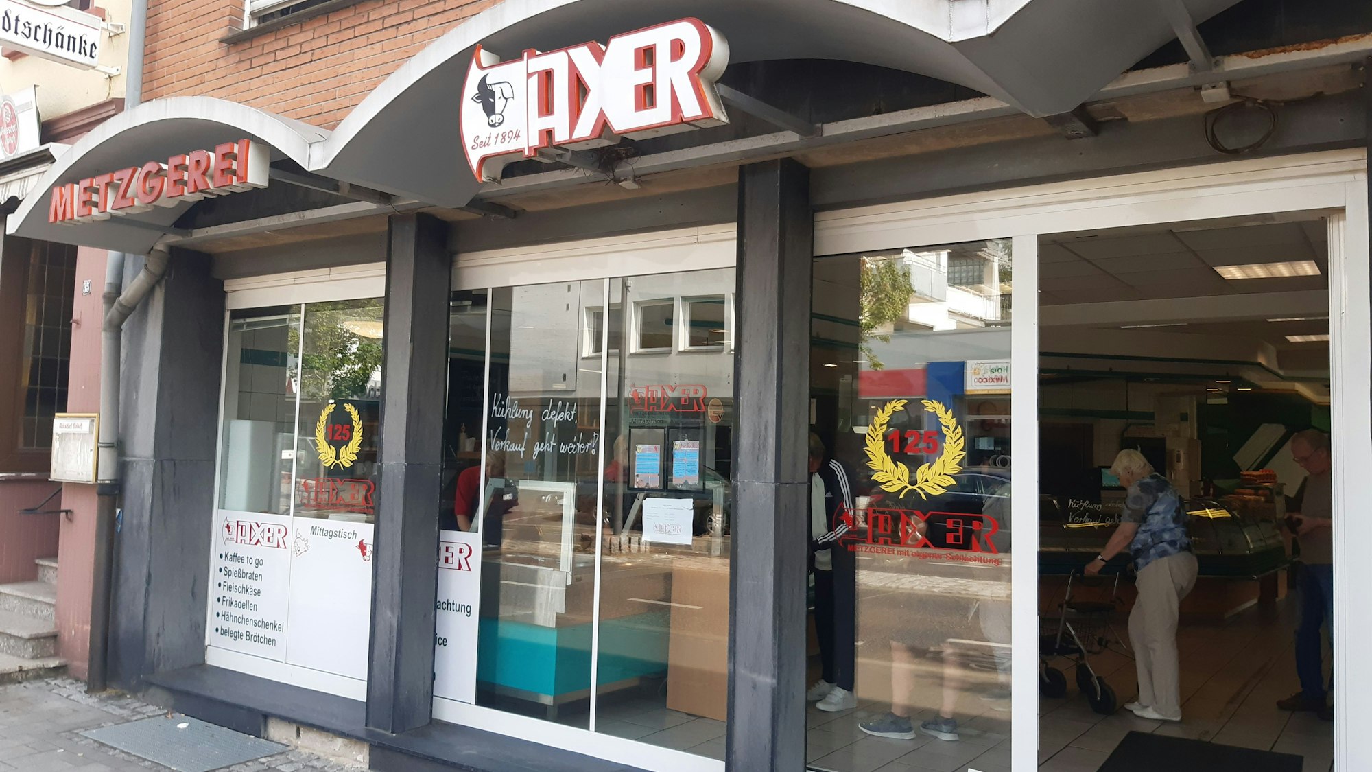 Auf dem Foto ist die Metzgerei Axer in Kerpen von außen zu sehen.