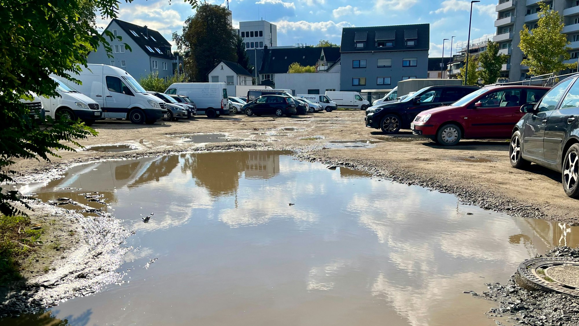 Riesige Pfütze auf Parkplatz.