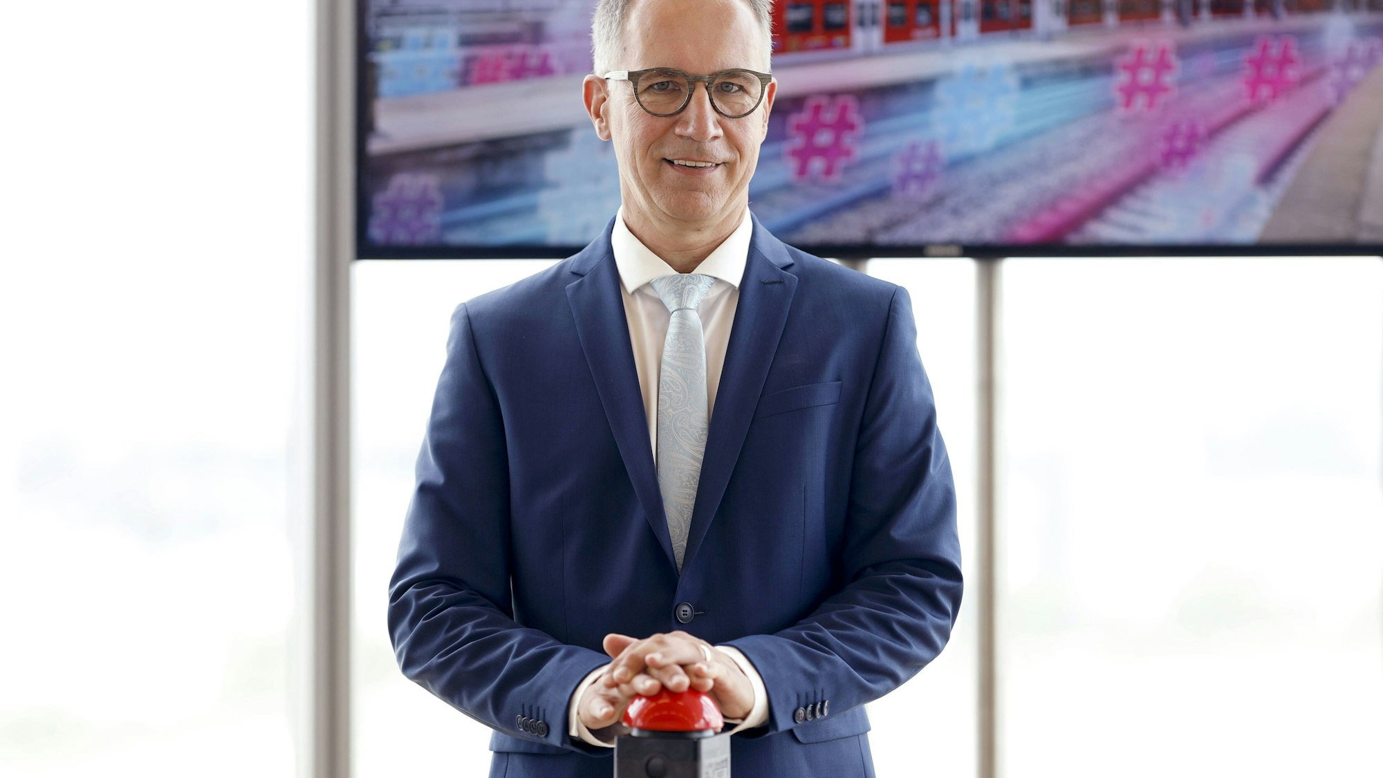 Norbert Reinkober beim Startschuss zur Machbarkeitsstudie Der Knoten Köln der Deutschen Bahn wird digital im SkyTower in Köln Deutz. Köln, 08.07.2021 *** Norbert Reinkober at the kick-off for the feasibility study Deutsche Bahns Cologne node goes digital in the SkyTower in Cologne Deutz Cologne, 08 07 2021 Foto:xC.xHardtx/xFuturexImage