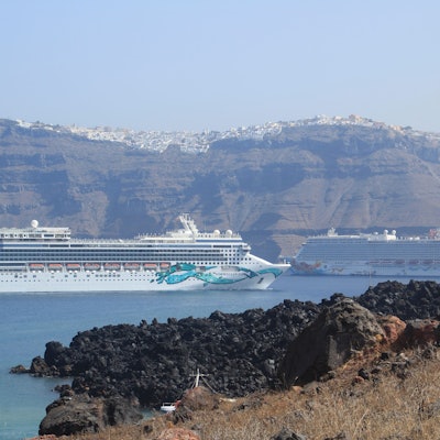 ARCHIV - 18.09.2021, Griechenland, Santorini: Kreuzfahrtschiffe vor Santorini: Grichenland geht gegen den Massen-Kreuzfahrttourismus auf beliebten Inseln vor.