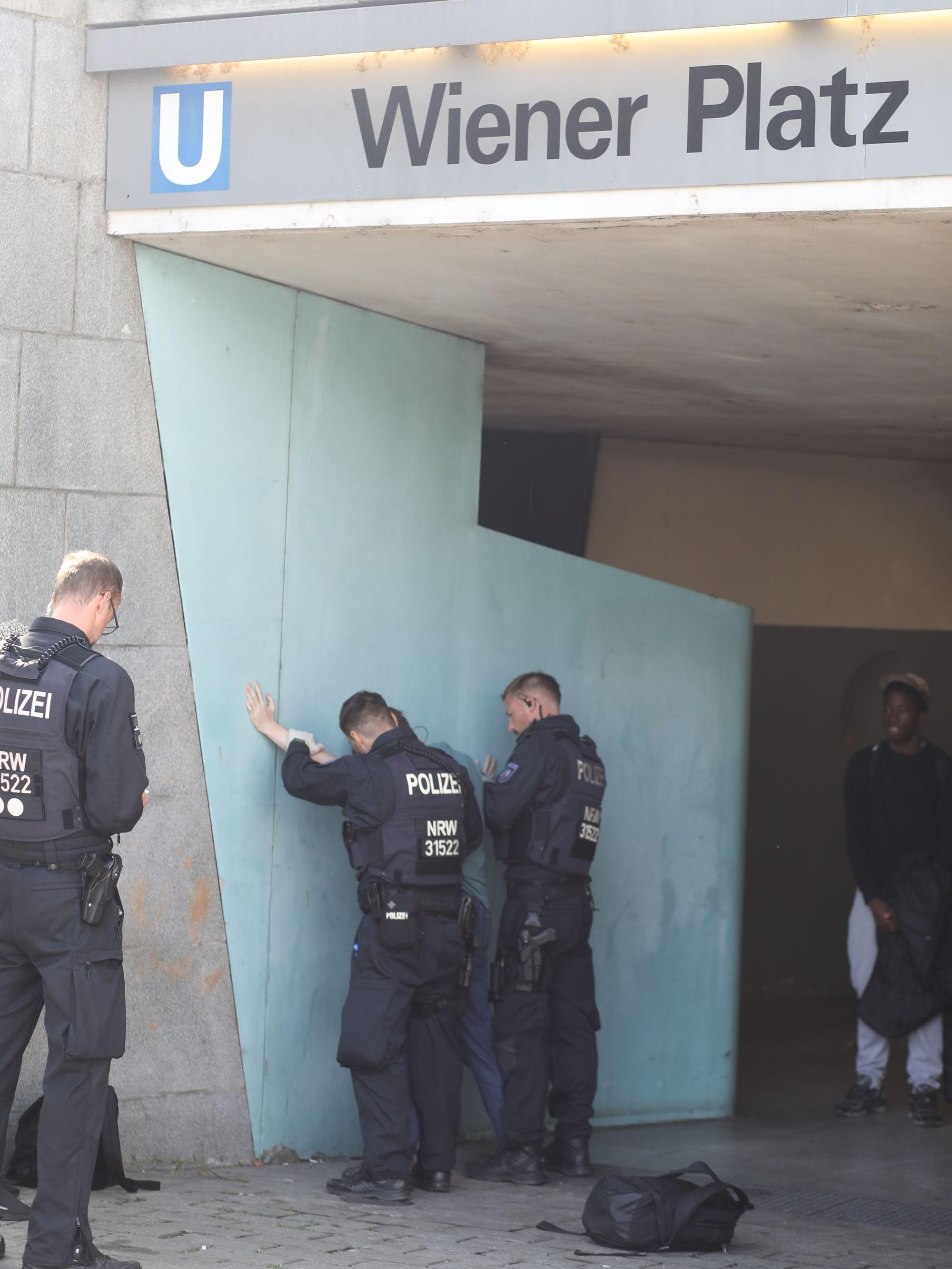 Auf der Suche nah verbotenen Gegenständen hat die Polizei am Dienstag Personen auf dem Wiener Platz kontrolliert.