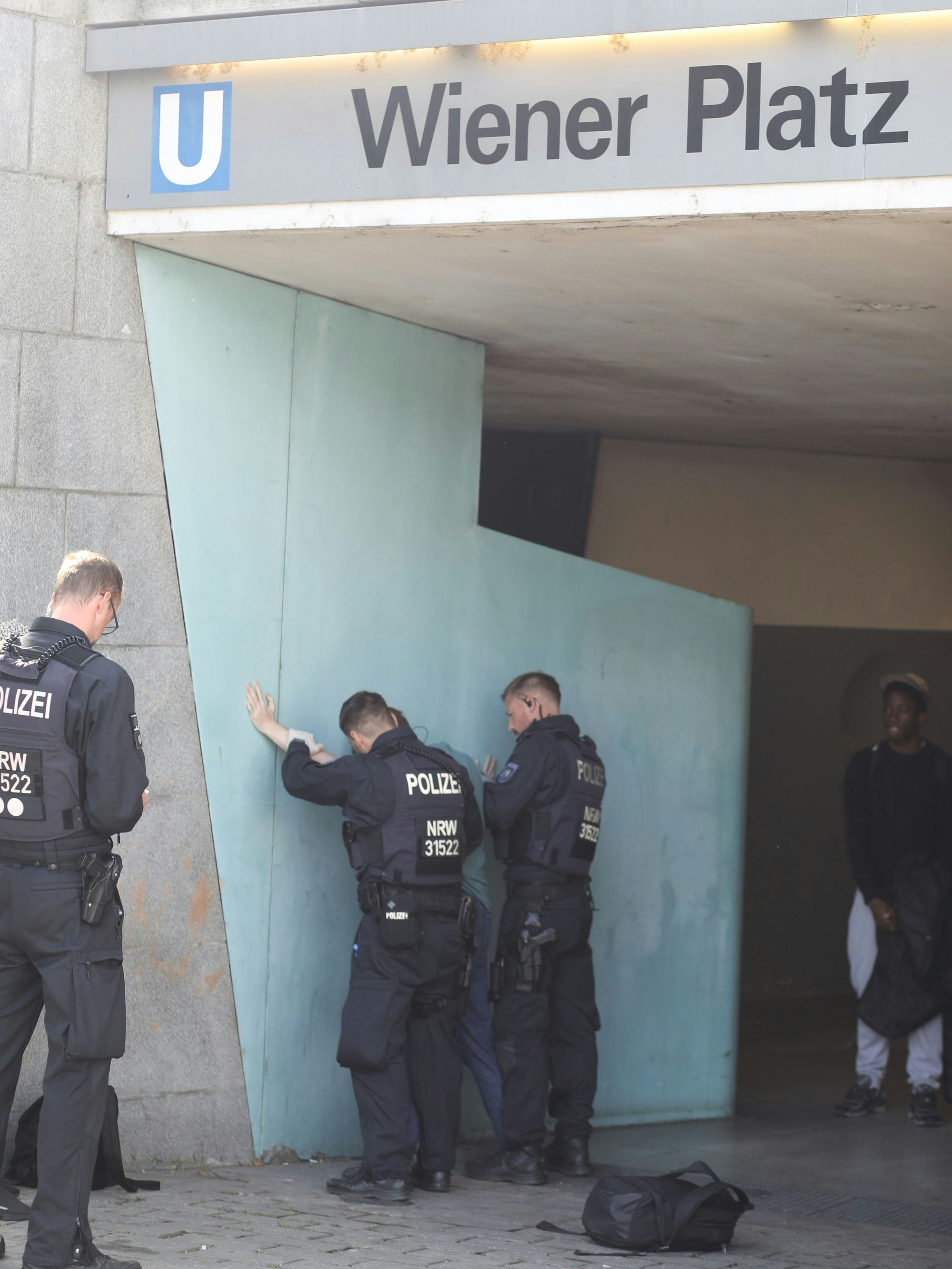 Auf der Suche nah verbotenen Gegenständen hat die Polizei am Dienstag Personen auf dem Wiener Platz kontrolliert.