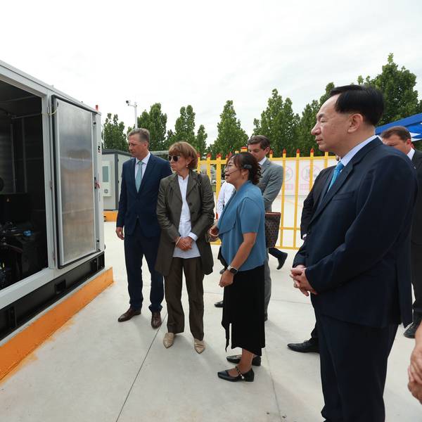 Zeremonie in Peking mit Deutz-CEO Sebastian Schulte (l.),Henriette Reker (m.) und der Vizebürgermeister Pekings Jin Wei (r.).