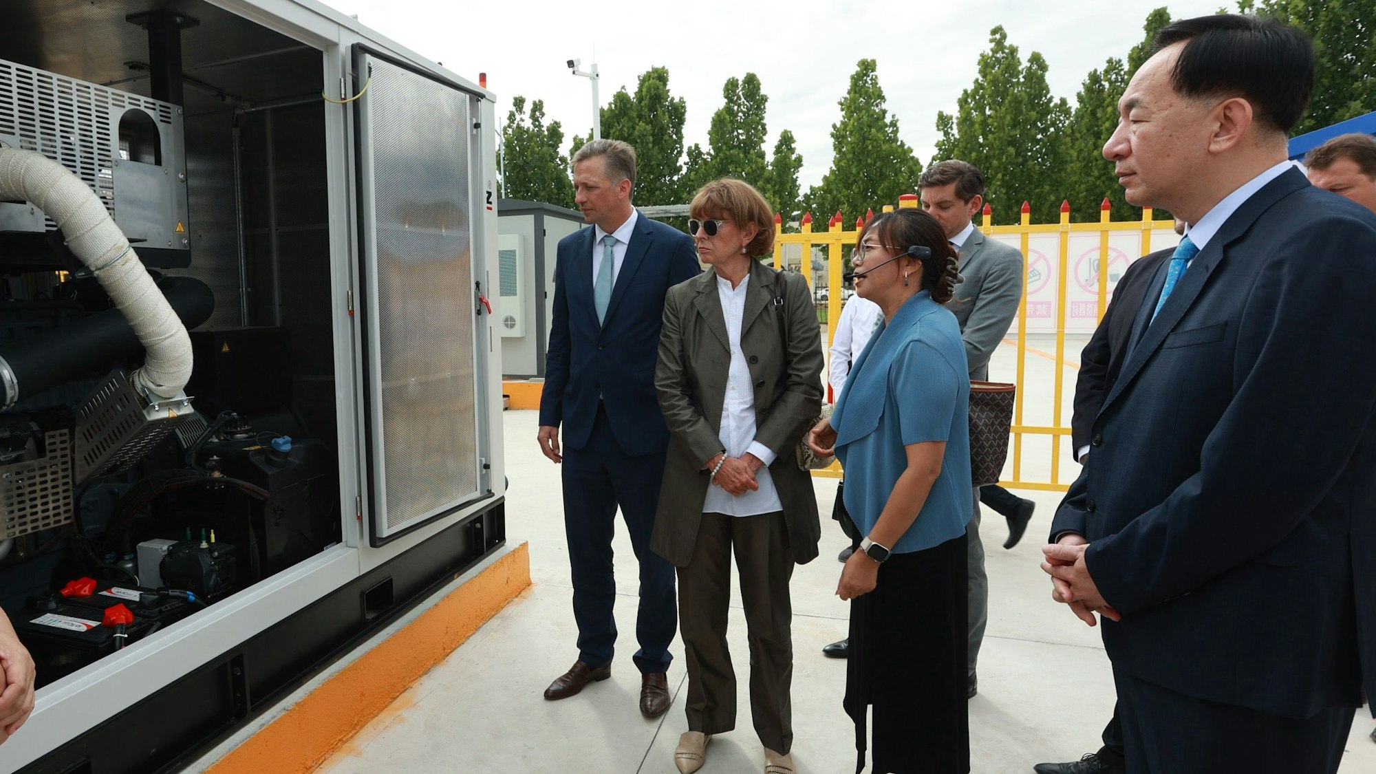 Zeremonie in Peking mit Deutz-CEO Sebastian Schulte (l.),Henriette Reker (m.) und der Vizebürgermeister Pekings Jin Wei (r.).